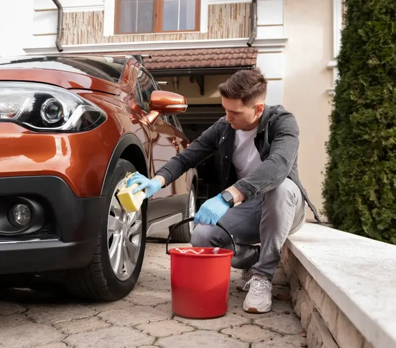 Lavage auto à domicile La Sentinelle : professionnel intervenant sur un véhicule